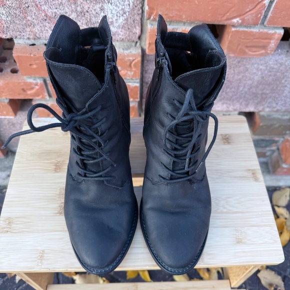 Cute Vintage 90s Black leather lace-up ankle boots - Picture 6 of 11
